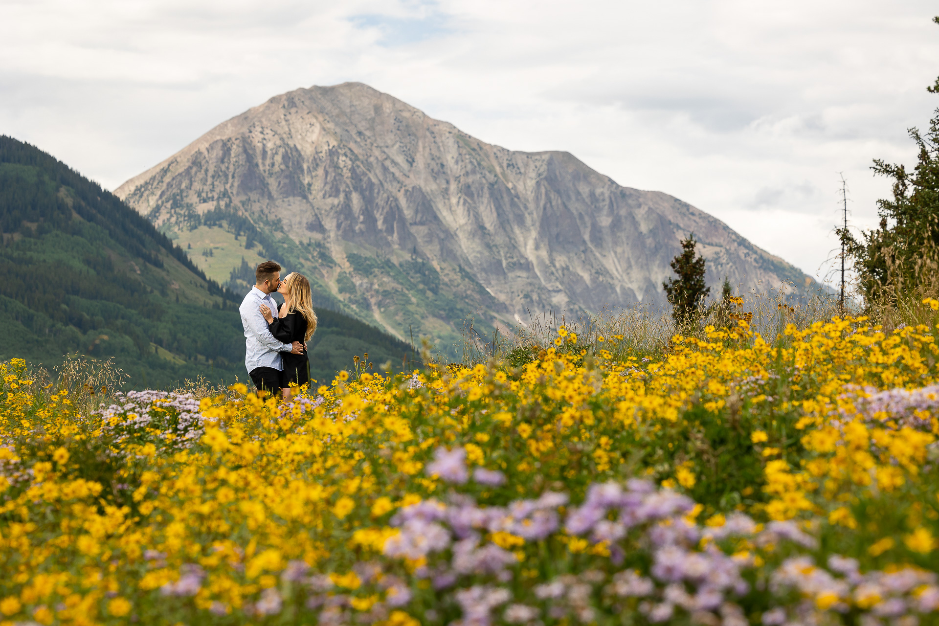 https://mountainmagicmedia.com/wp-content/uploads/2023/07/Crested-Butte-photographer-Gunnison-photographers-Colorado-photography-proposal-engagement-elopement-wedding-venue-boudoir-photo-by-Mountain-Magic-Media-85.jpg